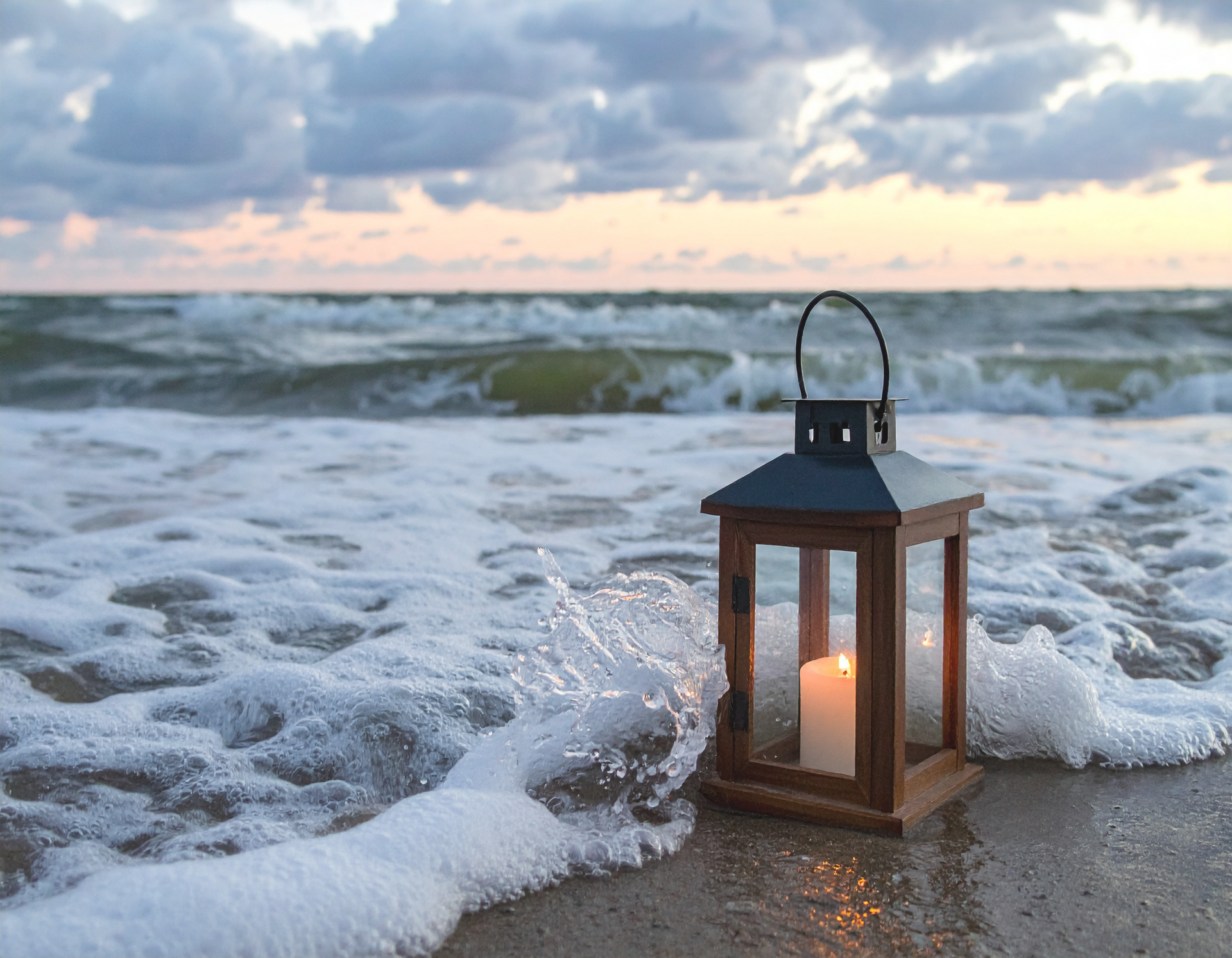 Laterne mit Kerze am Stand als Sinnbild für Seebestattungen