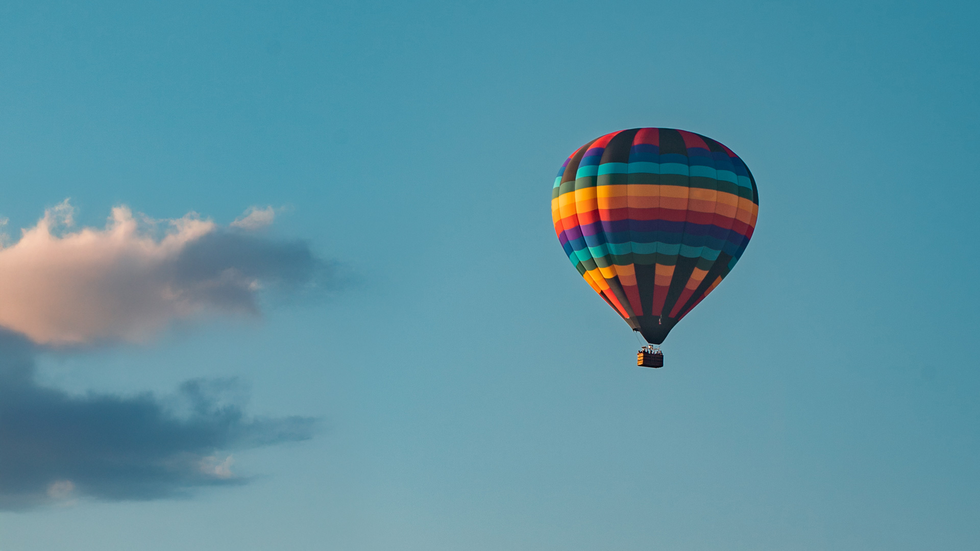 Heißluftballon in blauen Himmel als Sinnbild für Luftbestattungen