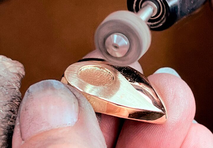 Nahaufnahme der Herstellung von Erinnerungsschmuck